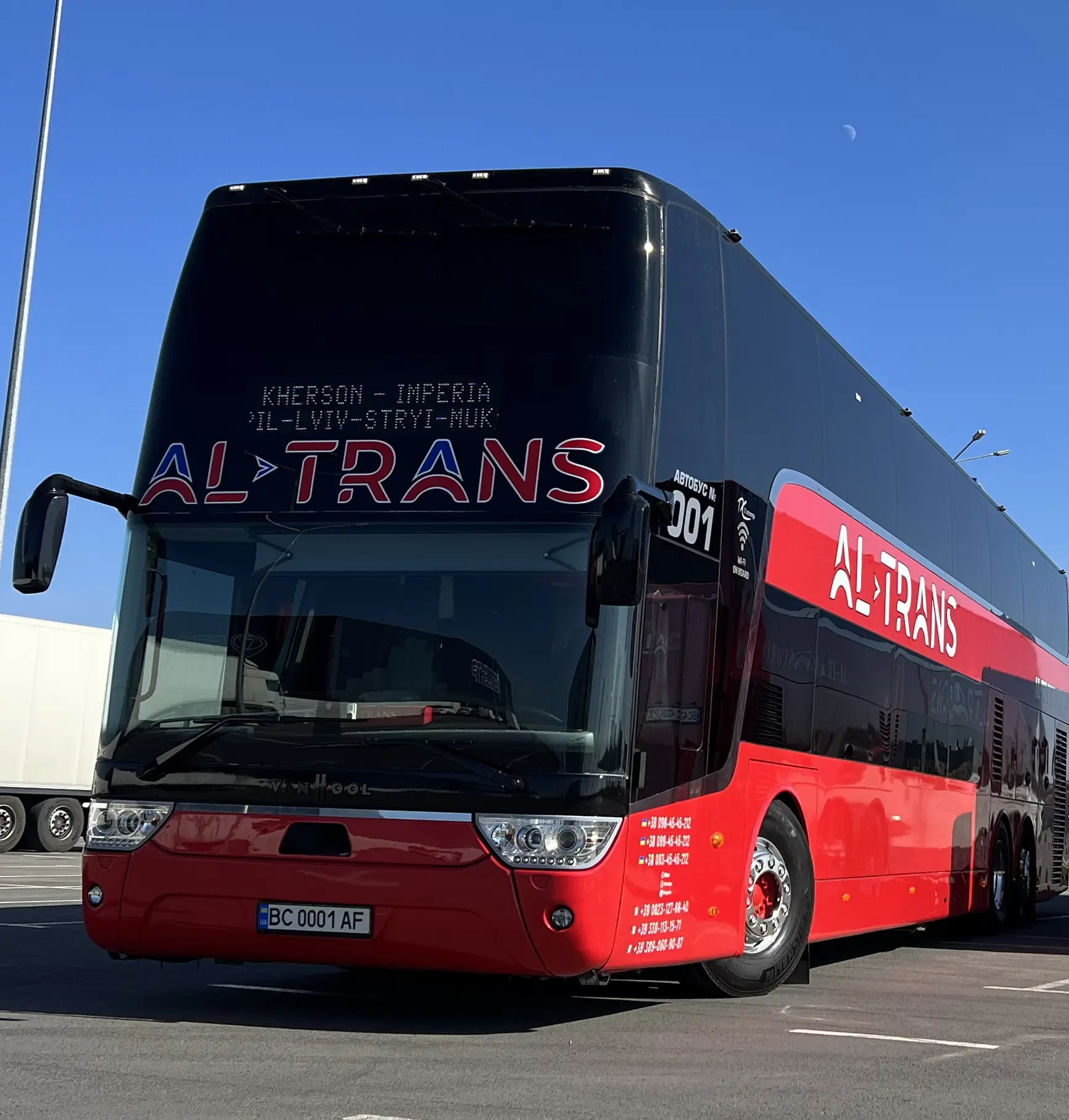 Червоний двоповерховий автобус ALTRANS 0001